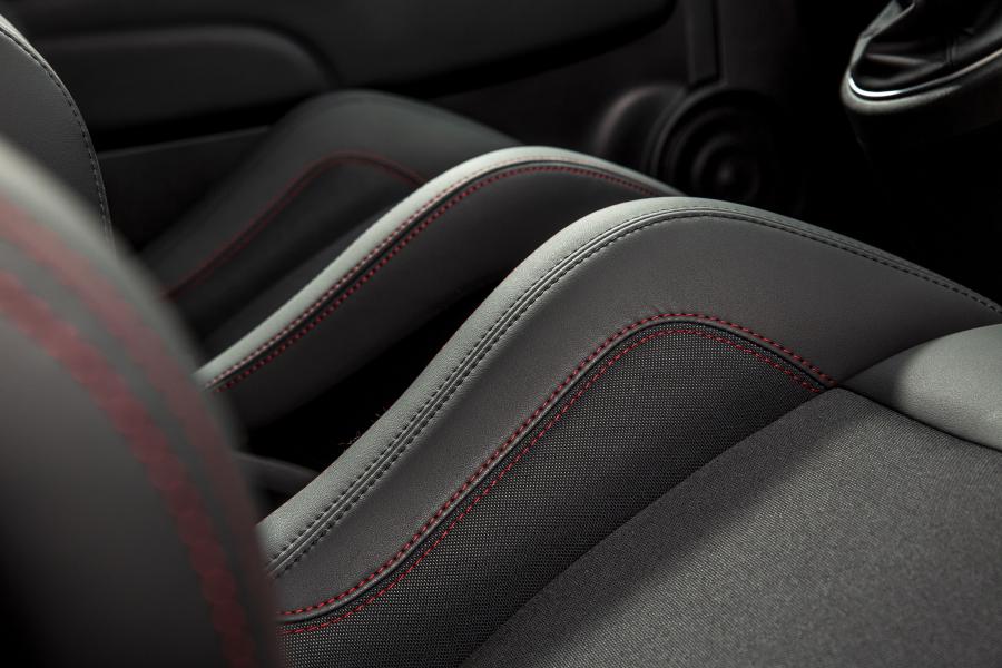 Детали интерьера Abarth 595 esseesse 2019 года  (UK) (фото 4 из 15)